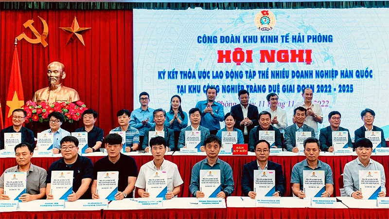 Đại diện của hơn 9.300 người lao động ký thỏa ước lao động tập thể với 30 doanh nghiệp Hàn Quốc tại Khu công nghiệp Tràng Duệ (Hải Phòng).