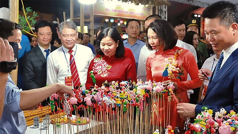 Sản phẩm tò he của những nghệ nhân xã Phượng Dực đã trở nên thân quen với nhiều người.