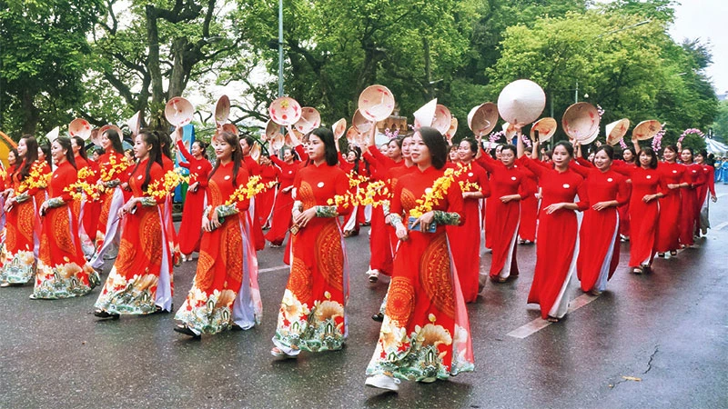 Phụ nữ Thủ đô duyên dáng trong màn diễu hành áo dài trên phố. 
