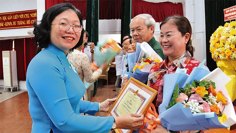 Bí thư Quận ủy Quận 5 Huỳnh Ngọc Nữ Phương Hồng trao thưởng cho các tập thể, cá nhân được tuyên dương “Dân vận khéo” năm 2023.