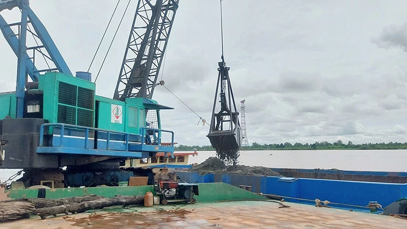 Sà-lan nhận cát tại mỏ giao theo cơ chế đặc thù phục vụ thi công đoạn đường cao tốc Cần Thơ-Cà Mau.