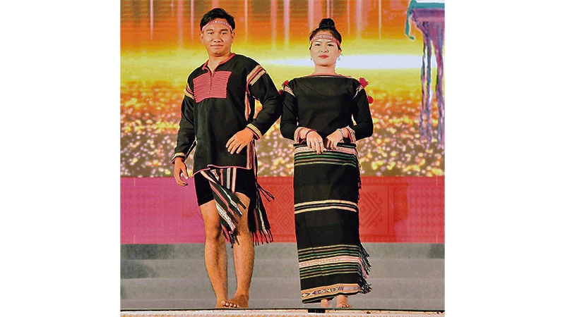 Trang phục truyền thống của người Ê Đê.