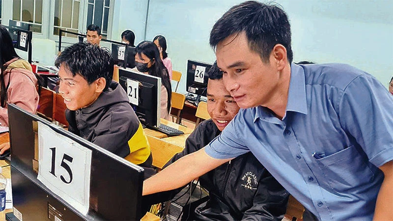 Các học viên thuộc diện hộ nghèo, đồng bào dân tộc thiểu số trên địa bàn huyện Đăk G’long tham gia lớp Tin học văn phòng.
