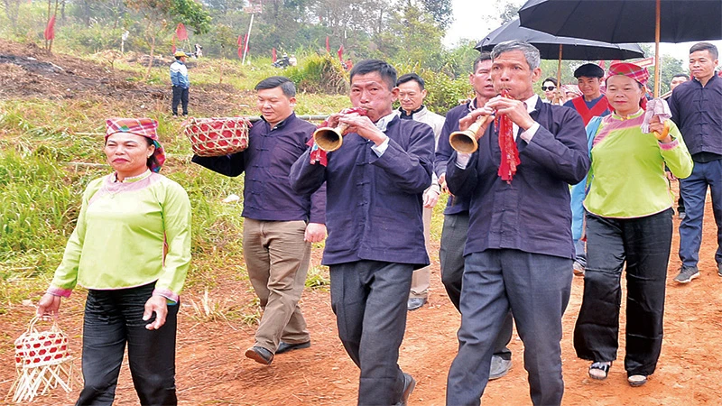 Đội nhạc lễ sẽ thổi Pí Kẻo (kèn đồng) trong suốt quãng đường đoàn nhà trai đi đón dâu để thông báo cho bản làng biết, họ hàng và dân bản sẽ đi theo đoàn đón dâu.