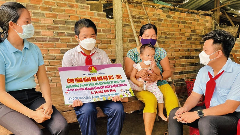 Hội đồng Đội huyện Châu Thành trao quà cho học sinh nghèo, học giỏi.