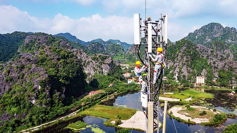 Nhân viên kỹ thuật của Viettel lắp đặt trạm thu phát di động (BTS) 4G.