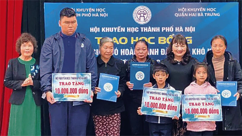 Hội Khuyến học thành phố Hà Nội trao học bổng cho các cháu có hoàn cảnh đặc biệt khó khăn trên địa bàn quận Hai Bà Trưng. (Ảnh: NGUYỄN THỊ KHUYÊN)