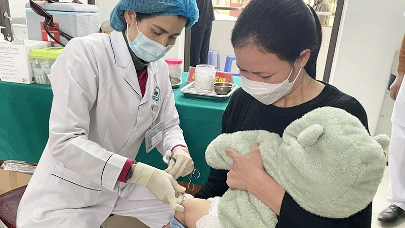 Bộ Y tế khuyến cáo người dân, nhất là trẻ em cần được tiêm đầy đủ. (Ảnh: THÁI HOÀNG)