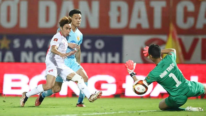 Thủ môn Đình Triệu (số 1) khá vất vả, song vẫn để thủng lưới ba bàn trước Thép Xanh Nam Định.