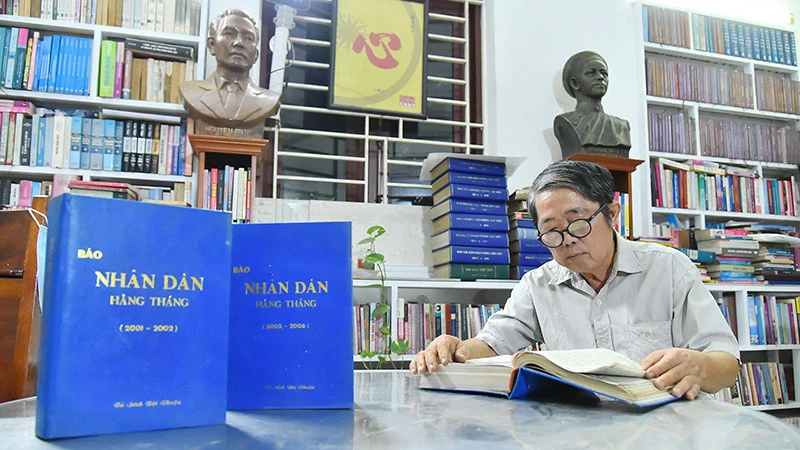 Nhà báo Mai Sông Bé với các số báo Nhân Dân hằng tháng mà ông đã dày công sưu tầm và đóng thành quyển để lưu giữ.