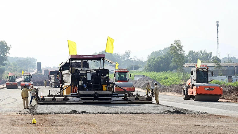 Thi công dự án đường cao tốc Biên Hòa-Vũng Tàu. (Ảnh: DUY LINH)