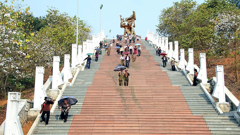 Du khách tham quan Tượng đài chiến thắng Điện Biên Phủ. (Ảnh: HẠNH HOÀNG)