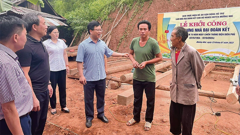 Đồng chí Phạm Đức Toàn (thứ 3 từ phải sang), Phó Chủ tịch Ủy ban nhân dân tỉnh Điện Biên tham gia lễ khởi công làm nhà Đại đoàn kết cho hộ nghèo ở huyện Mường Nhé.