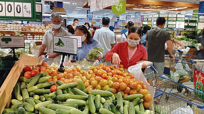Người dân mua sắm tại siêu thị Co.op. 