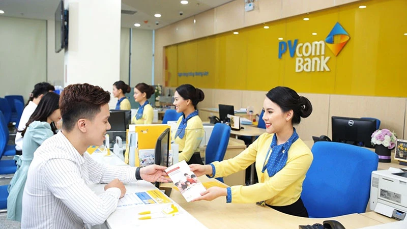 Khách hàng giao dịch tại PVcomBank. (Ảnh: V.PHONG)