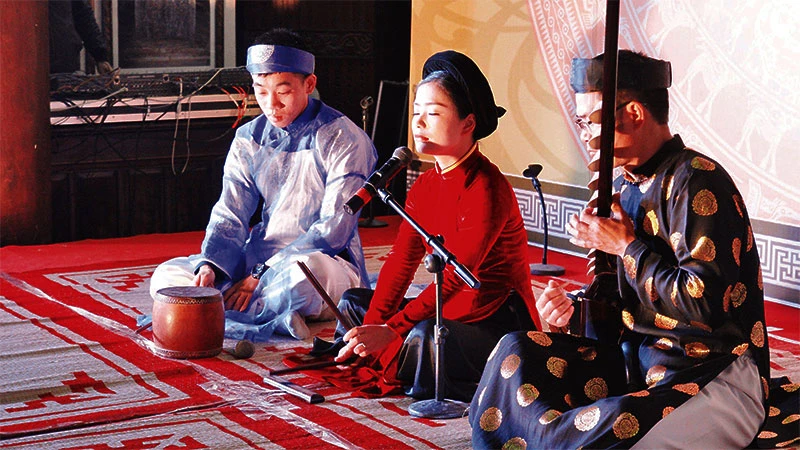 Biểu diễn ca trù trong một chương trình nghệ thuật tại Hà Nội. (Ảnh: KHIẾU MINH)