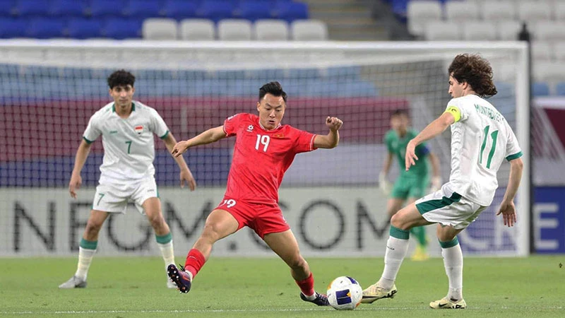 U23 Việt Nam (áo đỏ) dừng bước trước U23 Iraq với tỷ số 0-1 ở trận tứ kết.