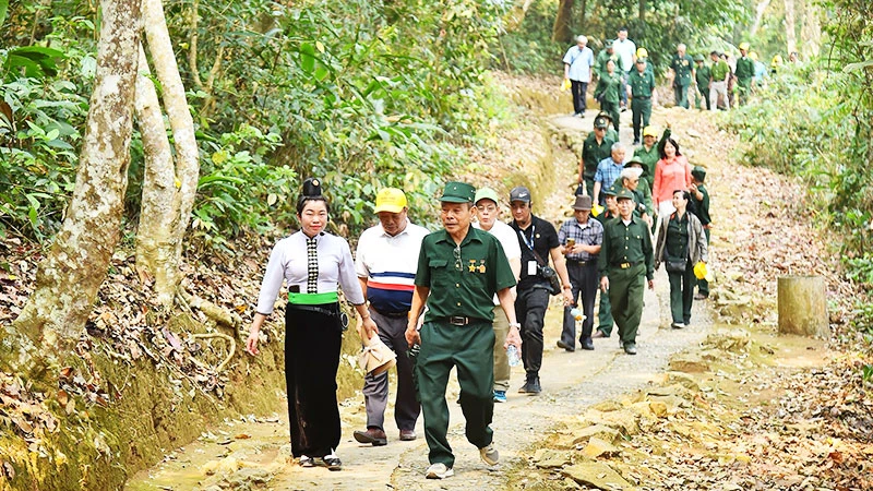 Du khách và cựu chiến binh tham quan di tích Sở Chỉ huy chiến dịch Điện Biên Phủ tại xã Mường Phăng, thành phố Điện Biên Phủ, tỉnh Điện Biên. (Ảnh: MỸ HÀ)