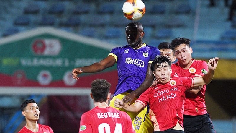 Pha tranh bóng giữa cầu thủ hai đội Hà Nội FC và Công an Hà Nội. (Ảnh: TRẦN HẢI)