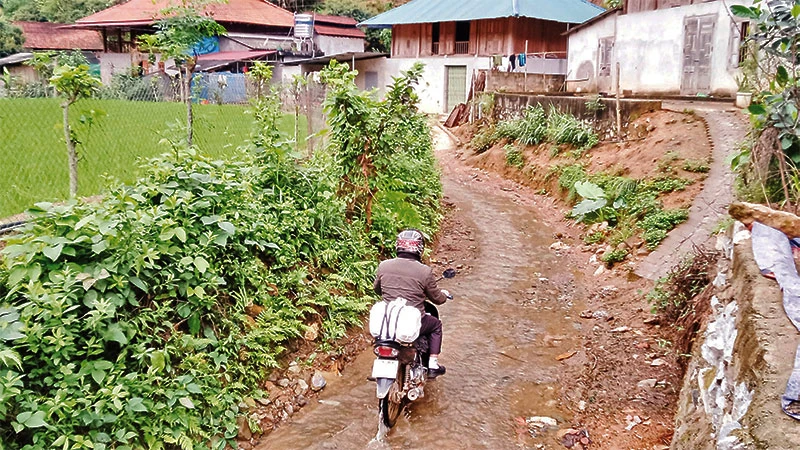 Người dân xóm Tân Kim, xã Thần Sa, huyện Võ Nhai sinh sống dọc hai bên suối, tiềm ẩn nguy hiểm khi nước lũ tràn về.