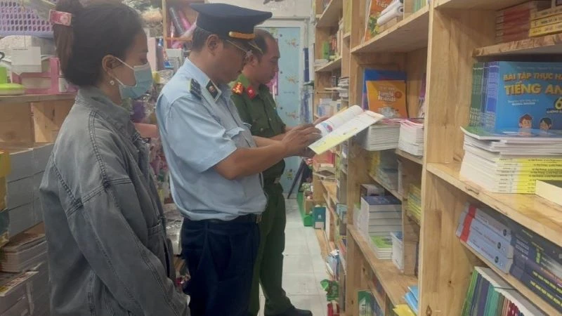 Lực lượng phối hợp tiến hành kiểm tra, xử lý và ngăn ngừa sách giả trên thị trường tỉnh Bình Dương. (Ảnh: Cục Quản lý thị trường tỉnh Bình Dương)