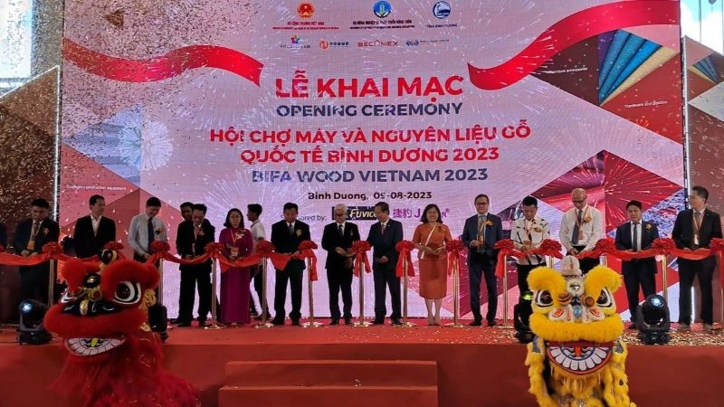 Nghi thức khai mạc hội chợ.
