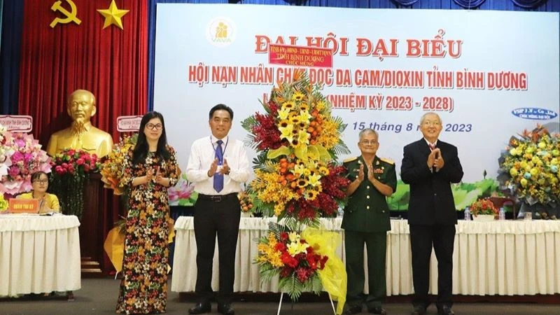 Lãnh đạo Ủy ban nhân dân tỉnh Bình Dương trao tặng hoa chúc mừng đại hội.