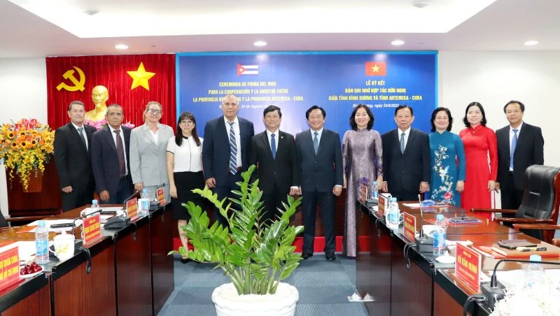 Lãnh đạo Ủy ban nhân dân tỉnh Bình Dương và lãnh đạo Chính quyền tỉnh Artemisa chụp hình lưu niệm
