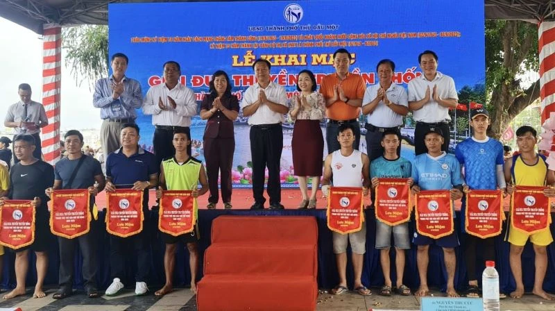 Ban tổ chức và các đại biểu chụp hình lưu niệm với các đội thuyền.