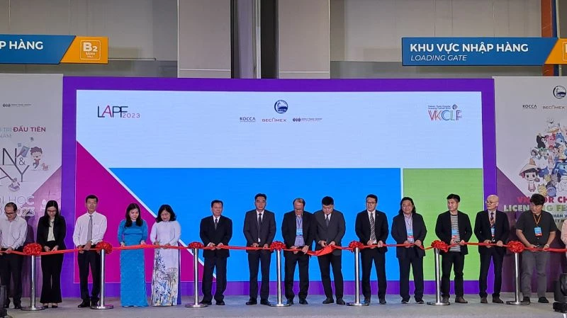 Các đại biểu thực hiện nghi thức khai mạc Tuần lễ Văn hóa và Nhân vật quốc tế Việt Nam 2023.