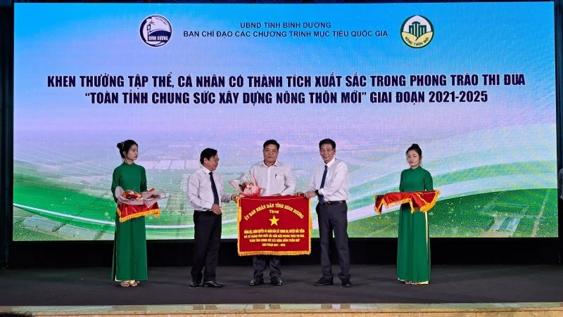 Trao tặng Cờ thi đua cho tập thể xuất sắc tiêu biểu trong xây dựng nông thôn mới.