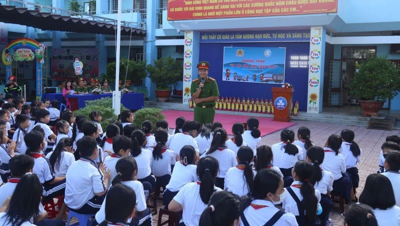 Tuyên truyền về công tác phòng cháy, chữa cháy cho học sinh ở Bình Dương.