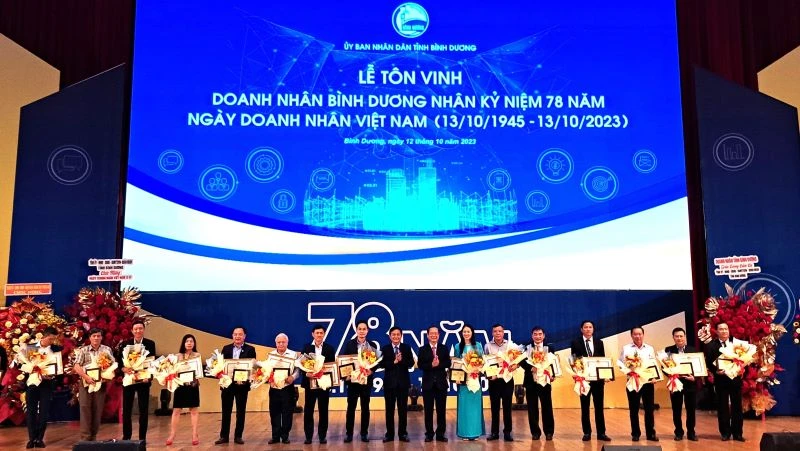 Trao tặng Bằng khen của Chủ tịch Ủy ban nhân dân tỉnh Bình Dương cho doanh nghiệp có thành tích trong hoạt động sản xuất kinh doanh năm 2023. 