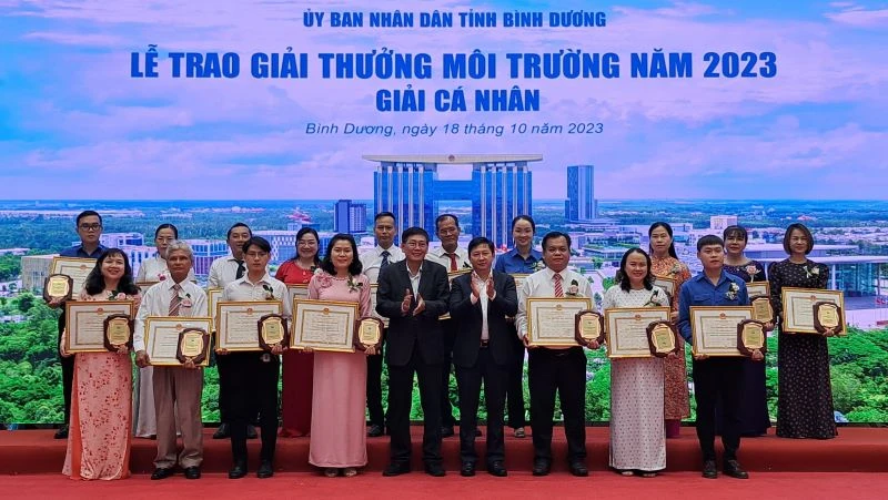 Lãnh đạo Ủy ban nhân dân tỉnh Bình Dương trao tặng Bằng khen và biểu trưng Giải thưởng Môi trường tỉnh Bình Dương năm 2023 cho các tổ chức, cá nhân và cộng đồng. 