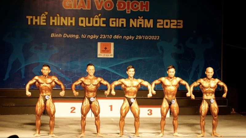Các vận động viên thi đấu ngay sau lễ khai mạc.