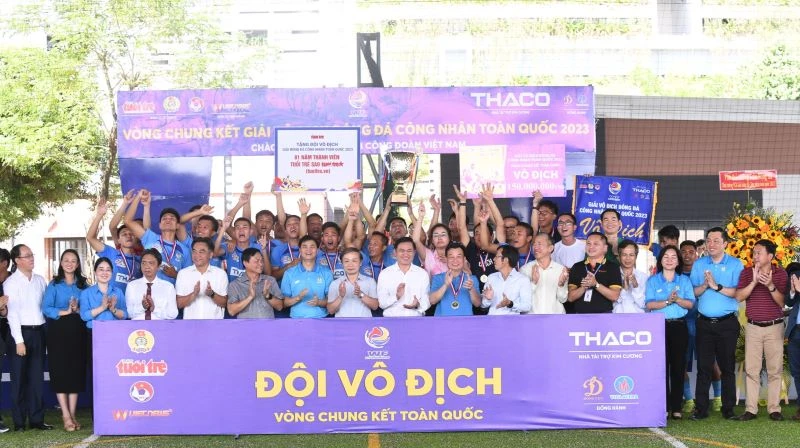 Các đại biểu chụp hình lưu niệm cùng đội Công đoàn Hải Phòng.