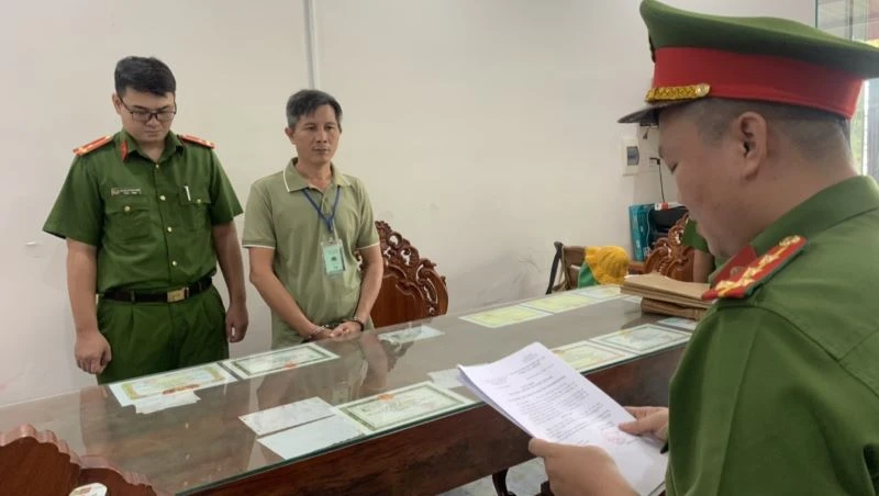 Tống đạt Quyết định Khởi tố bị can, Lệnh bắt bị can để tạm giam và Lệnh khám xét nơi ở đối với Lưu Hồng Sơn.
