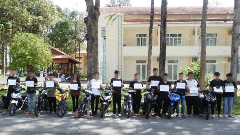 Các đối tượng có hành vi tụ tập thành đoàn, điều khiển xe mô-tô tốc độ cao gây mất trật tự.