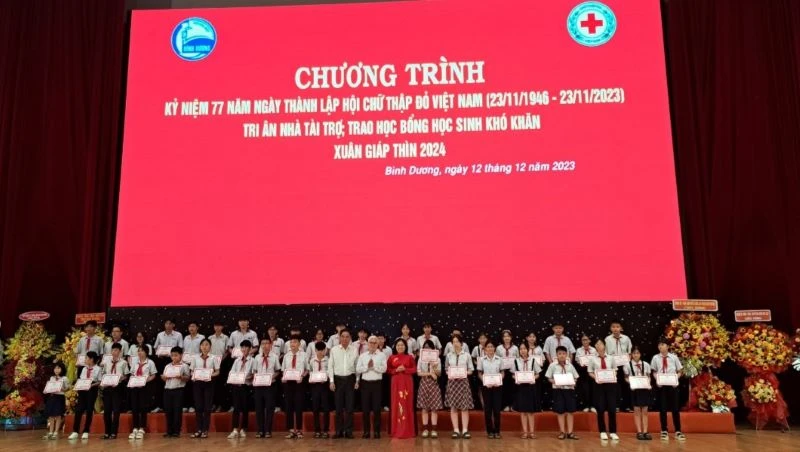 Lãnh đạo tỉnh Bình Dương trao học bổng cho học sinh có hoàn cảnh khó khăn. 