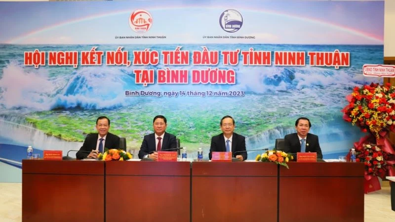 Lãnh đạo tỉnh Ninh Thuận và lãnh đạo tỉnh Bình Dương chủ trì hội nghị.