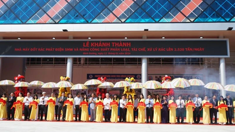 Các đại biểu thực hiện nghi thức khánh thành Nhà máy đốt rác phát điện và nâng công suất phân loại, tái chế, xử lý rác.