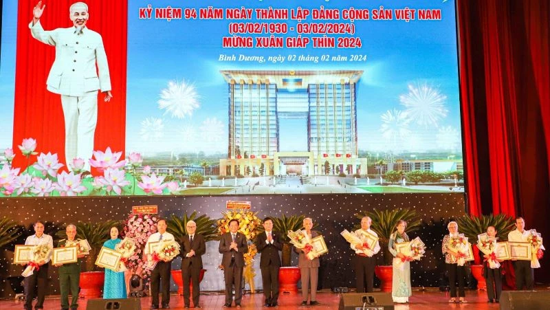 Trao Huy hiệu Đảng cho đảng viên.