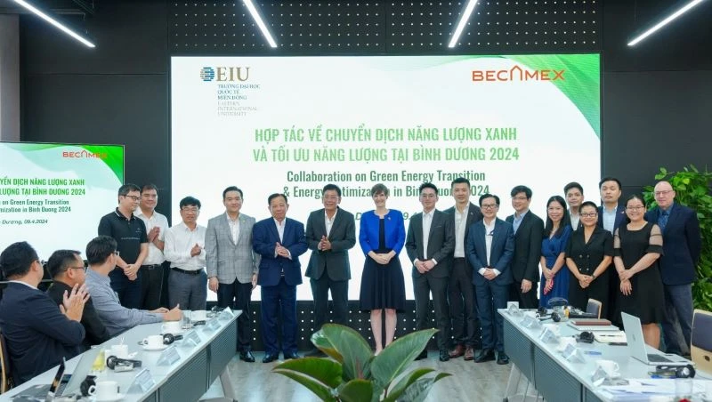 Các đại biểu chụp hình lưu niệm tại chương trình. 