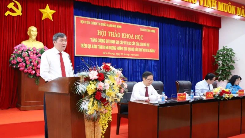 Giáo sư, Tiến sĩ Lê Văn Lợi, Phó Giám đốc Học viện Chính trị Quốc gia Hồ Chí Minh phát biểu khai mạc hội thảo. 