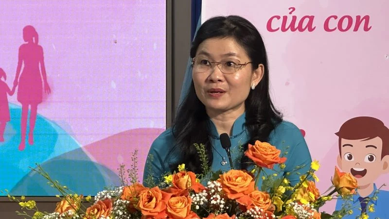 Phó Chủ tịch Hội Liên hiệp Phụ nữ Việt Nam Tôn Ngọc Hạnh phát biểu ý kiến tại diễn đàn. 