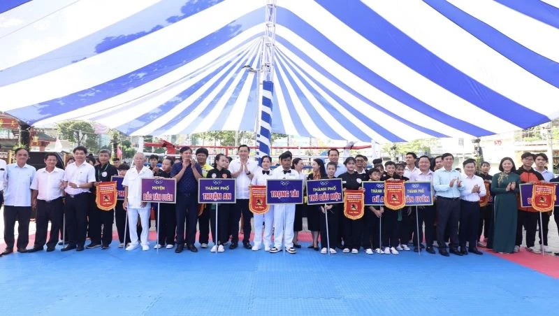 Các đại biểu chụp hình lưu niệm với các đội tham dự giải. 