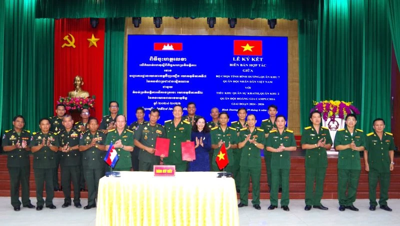 Ký kết biên bản hợp tác giữa Bộ Chỉ huy quân sự tỉnh Bình Dương và Tiểu khu Quân sự Kratie.