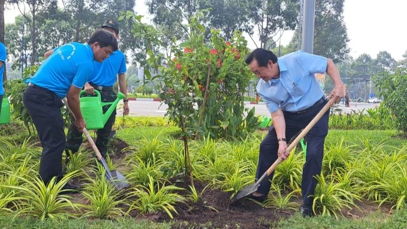 Phó Bí thư Thường trực Tỉnh ủy Bình Dương Nguyễn Hoàng Thao (bên phải) trồng cây xanh tại lễ phát động.