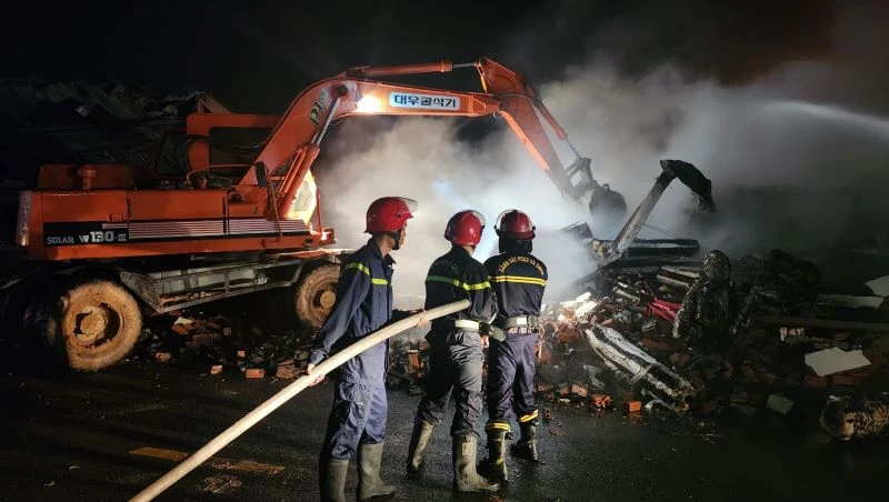 Cảnh sát Phòng cháy, chữa cháy và Cứu nạn cứu hộ Công an tỉnh Bình Dương khống chế ngọn lửa.