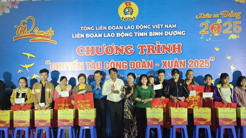 Các đại biểu trao tặng quà cho công nhân lao động trước lúc lên tàu về quê đón Tết.